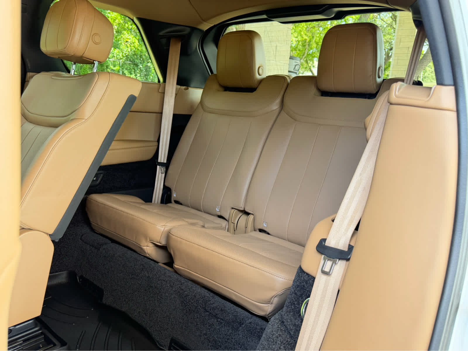 Used 2023 Fuji White Land Rover SE image 16