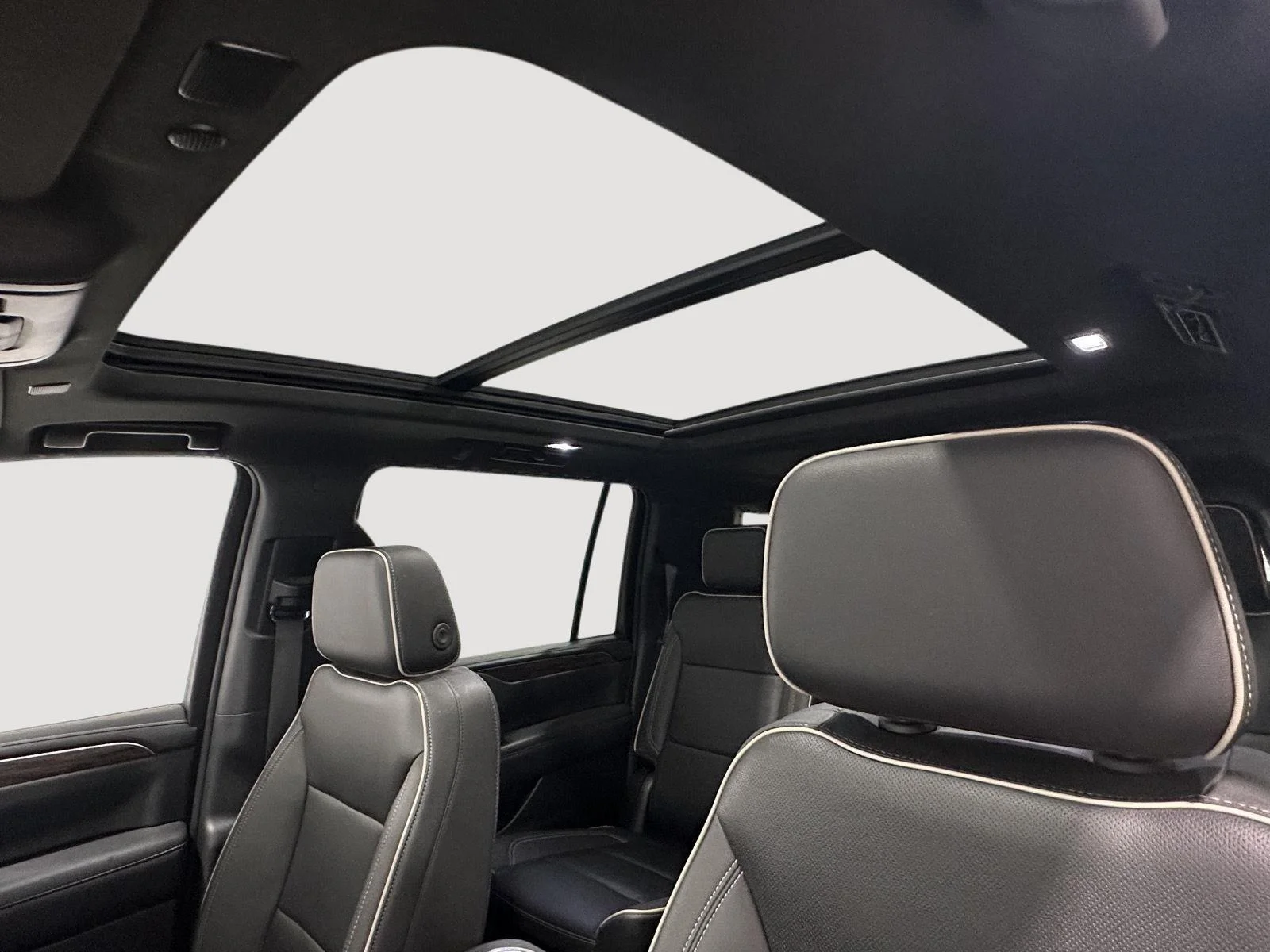 Used 2023 Sterling Gray Metallic Chevrolet Premier image 17