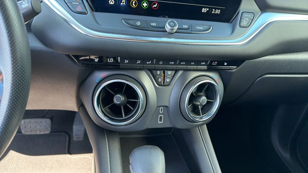 Used 2025 White Chevrolet LT image 27