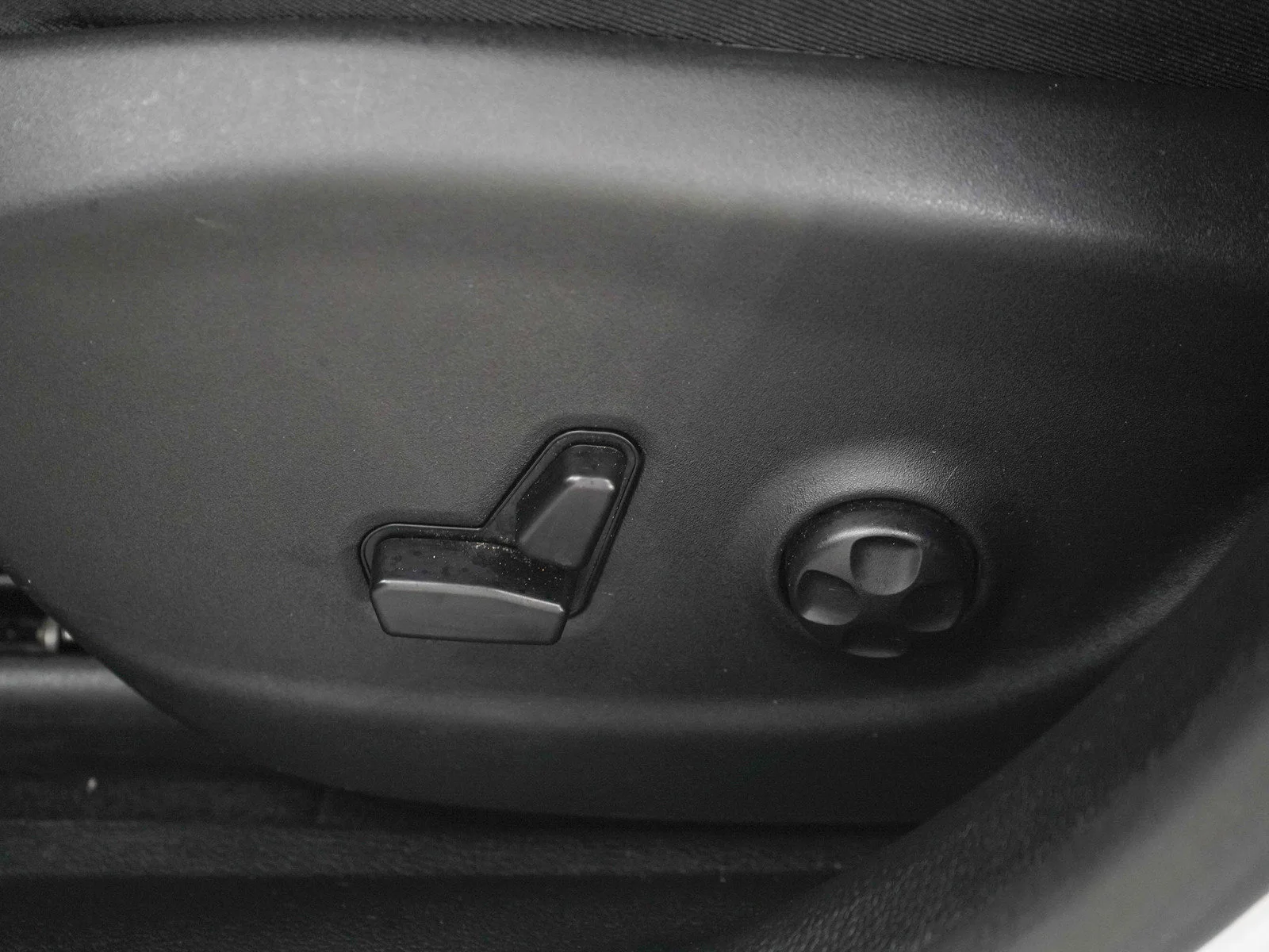 Used 2019  Jeep Limited image 23