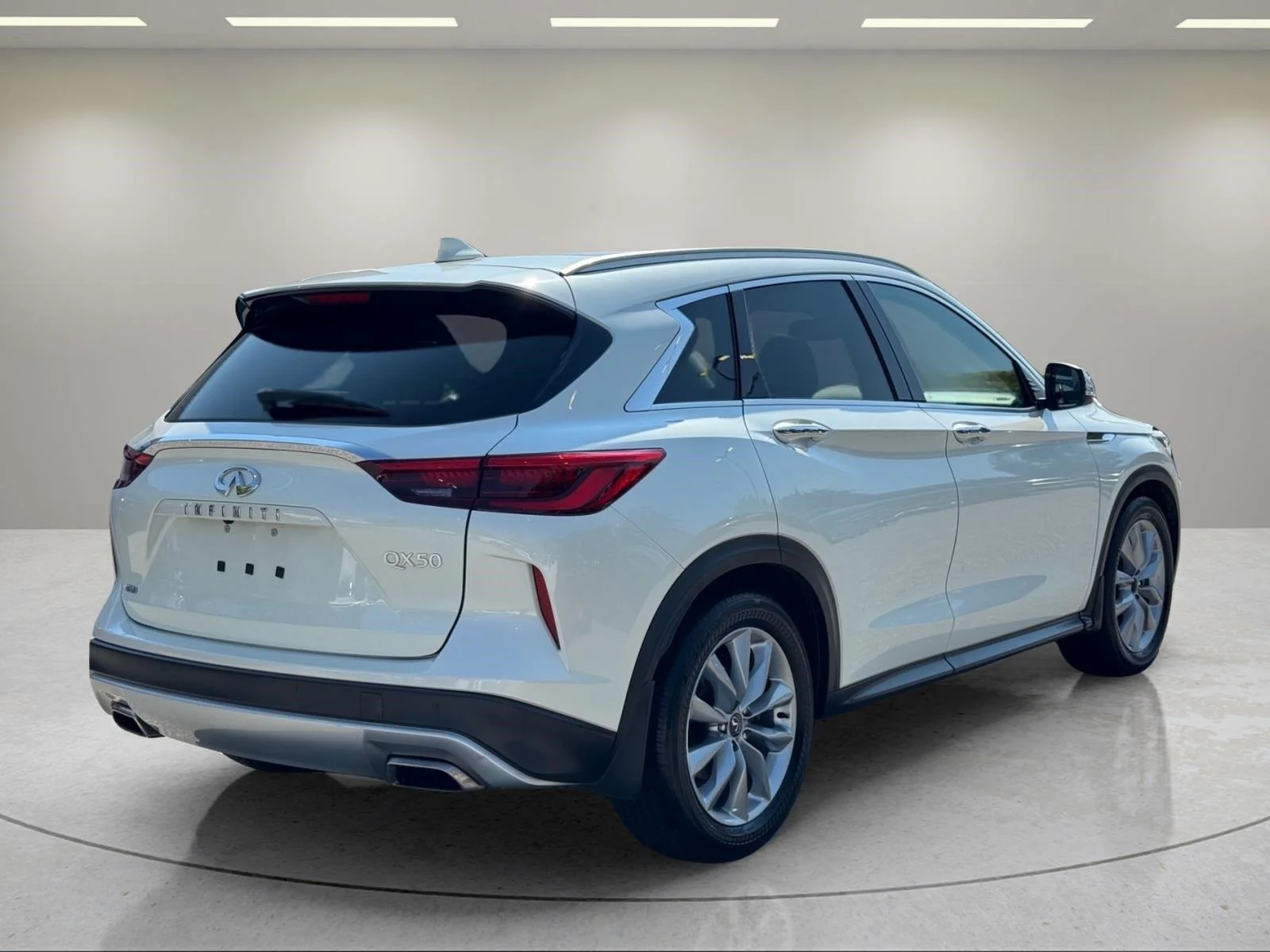 Used 2020 Majestic White INFINITI LUXE image 5