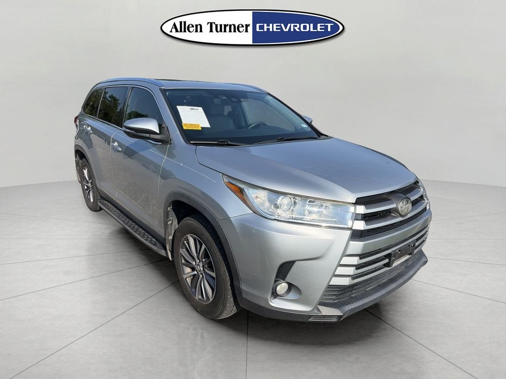 Used 2019 Silver Toyota XLE image 3