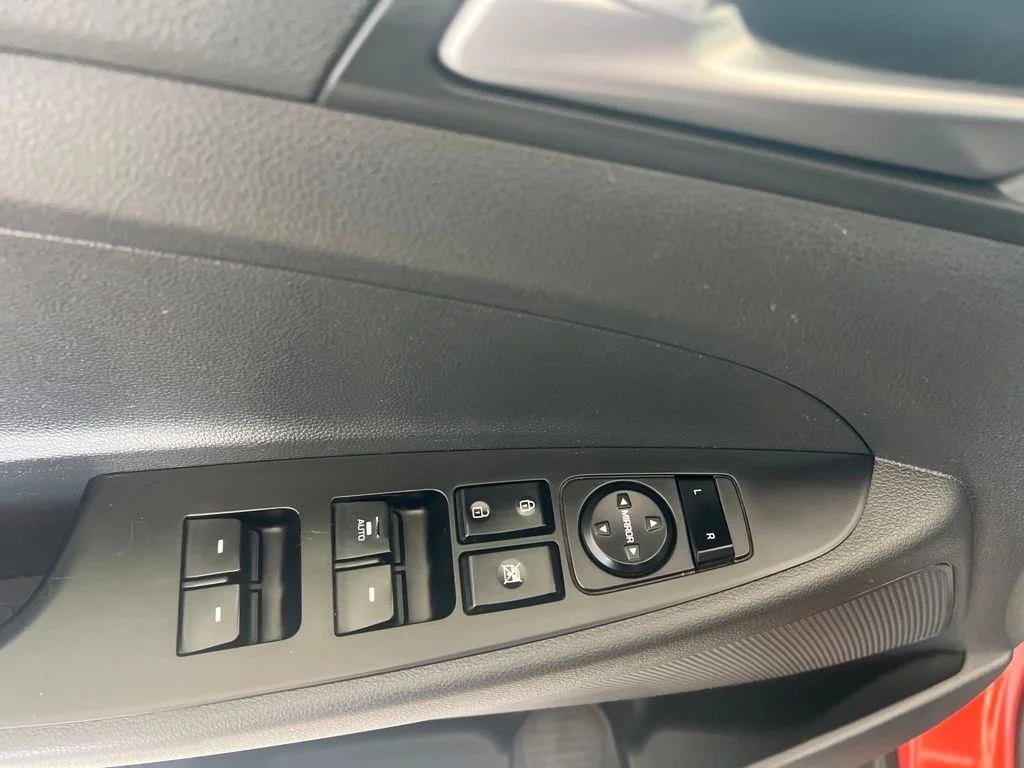 Used 2017 Sunset Hyundai SE image 14
