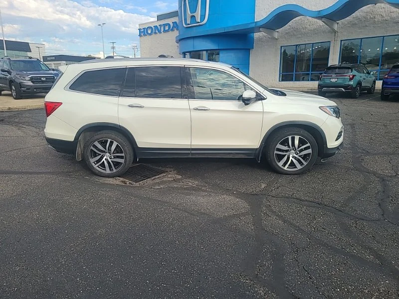 Used 2017 White Honda Touring image 6