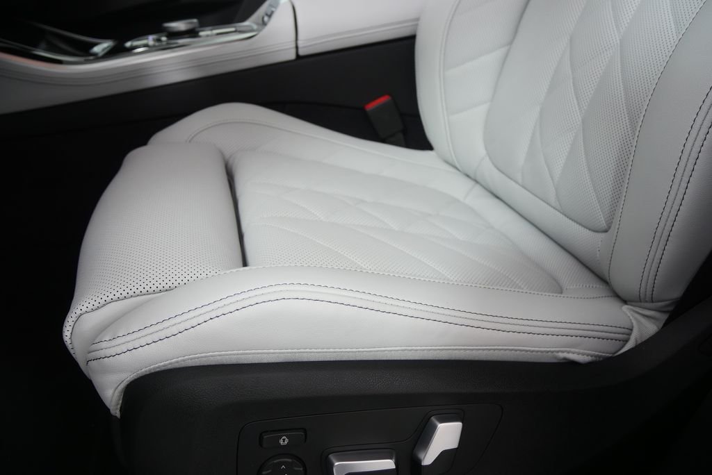 Used 2026 Alpine White BMW xDrive40i image 10