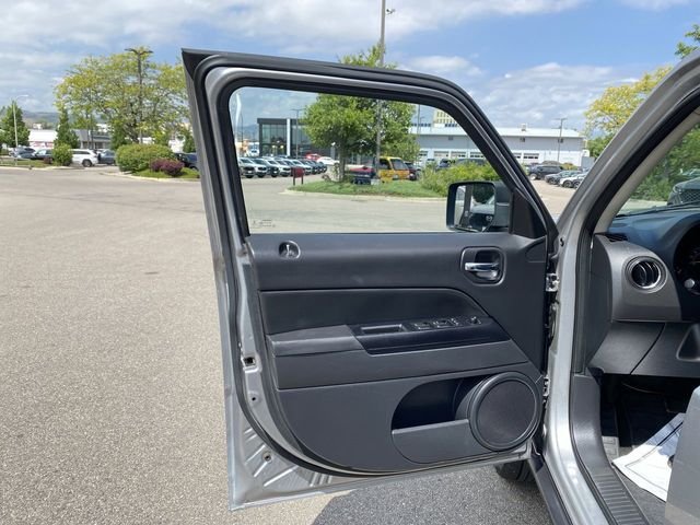 Used 2016 Silver Jeep Latitude image 11