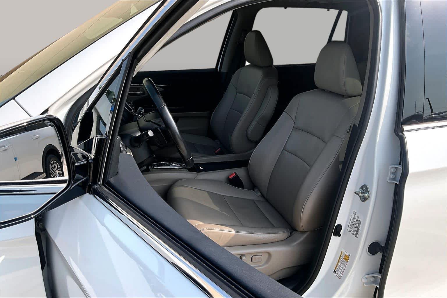 Used 2020 Platinum White Pearl Honda Touring 8-Passenger image 8