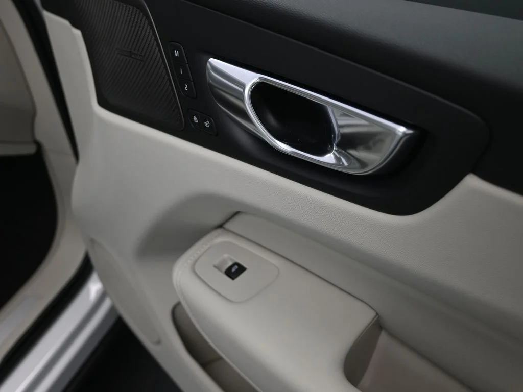New 2026 White Volvo T8 Ultra image 28
