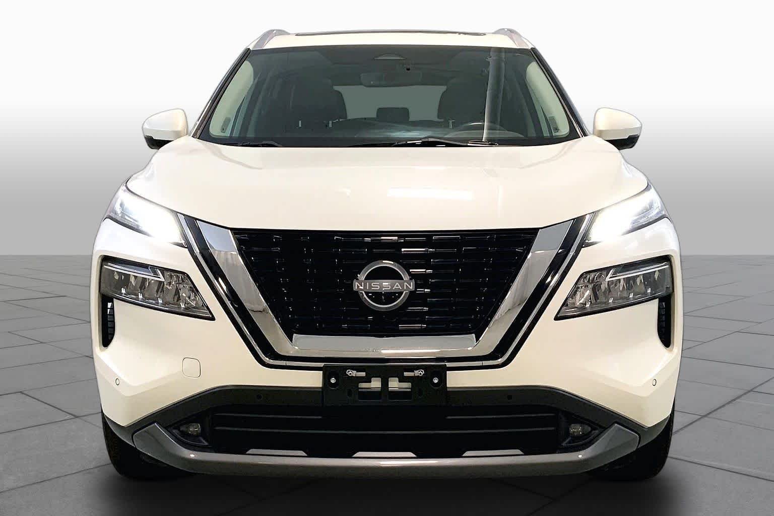 Used 2022 Pearl White Tricoat Nissan SL image 3