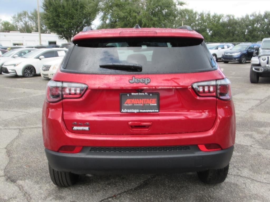 New 2026 Red Hot Pearlcoat Jeep Latitude Altitude image 5