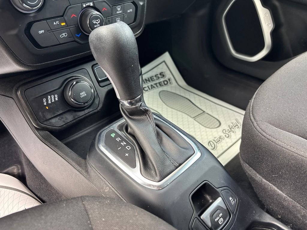 Used 2021 White Jeep Latitude image 17