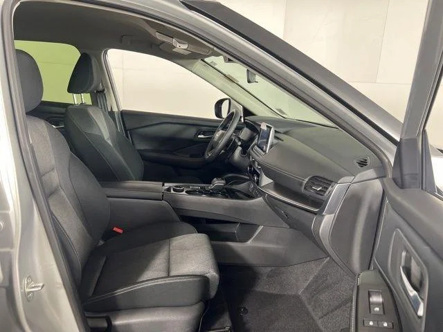 2025 Nissan Rogue SV - Photo 10