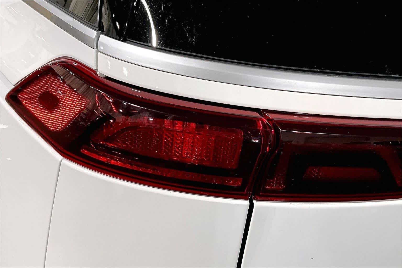 Used 2024 Snow White Pearl Kia EX image 29