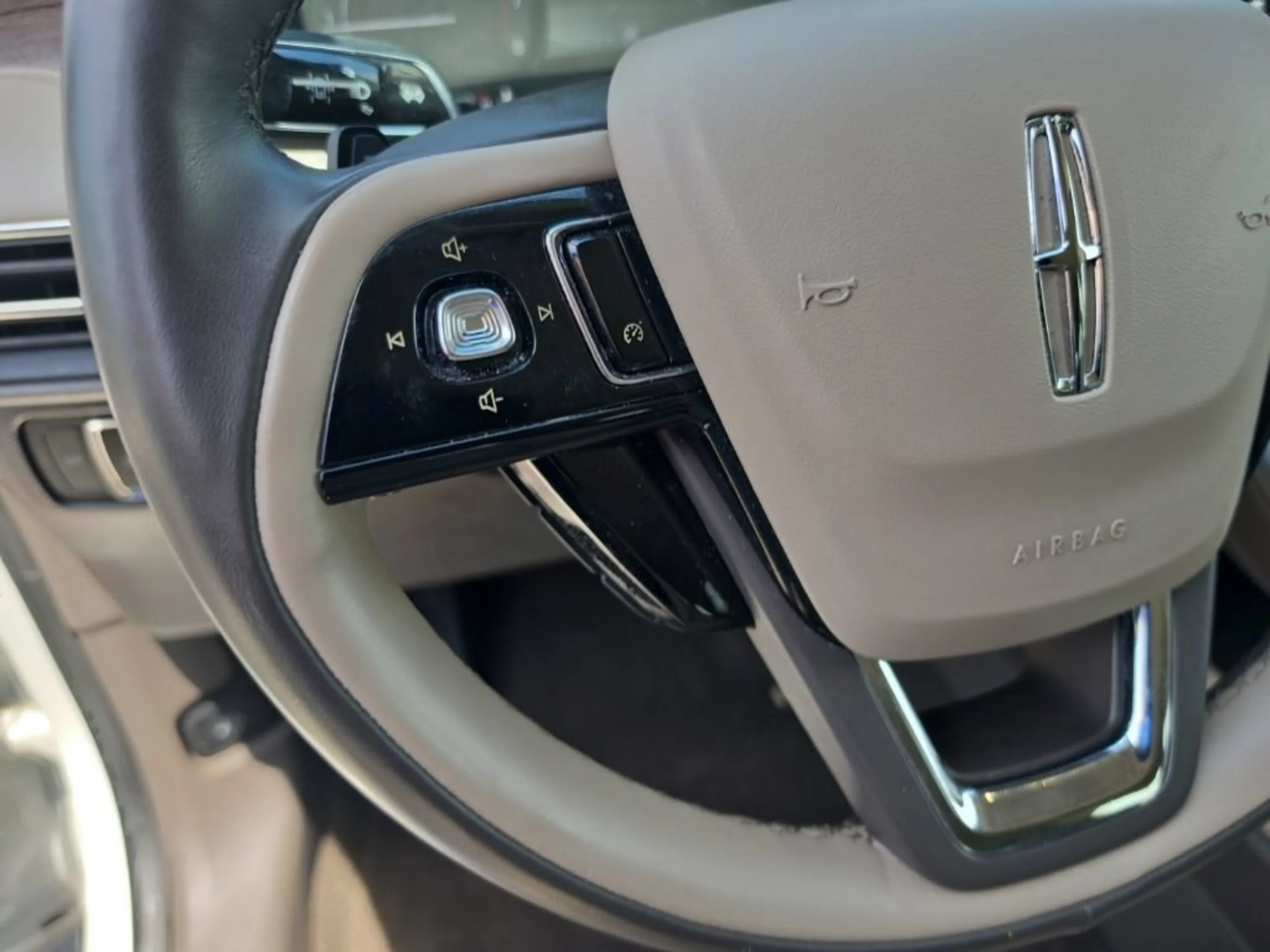 Used 2020 White Lincoln Reserve image 14