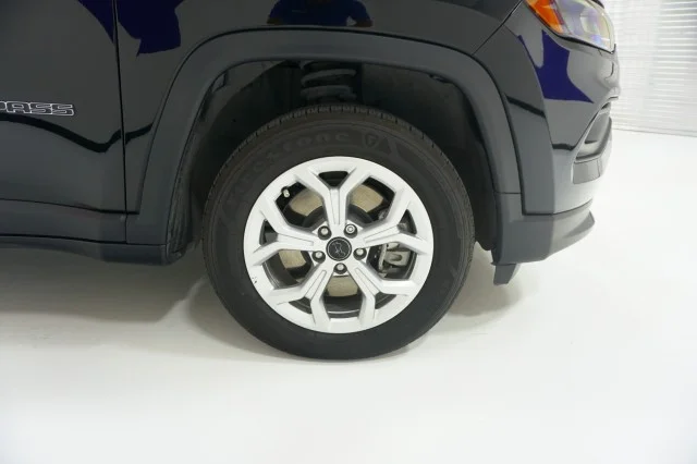 Used 2025 Diamond Black Crystal Pearlcoat Jeep Latitude image 5