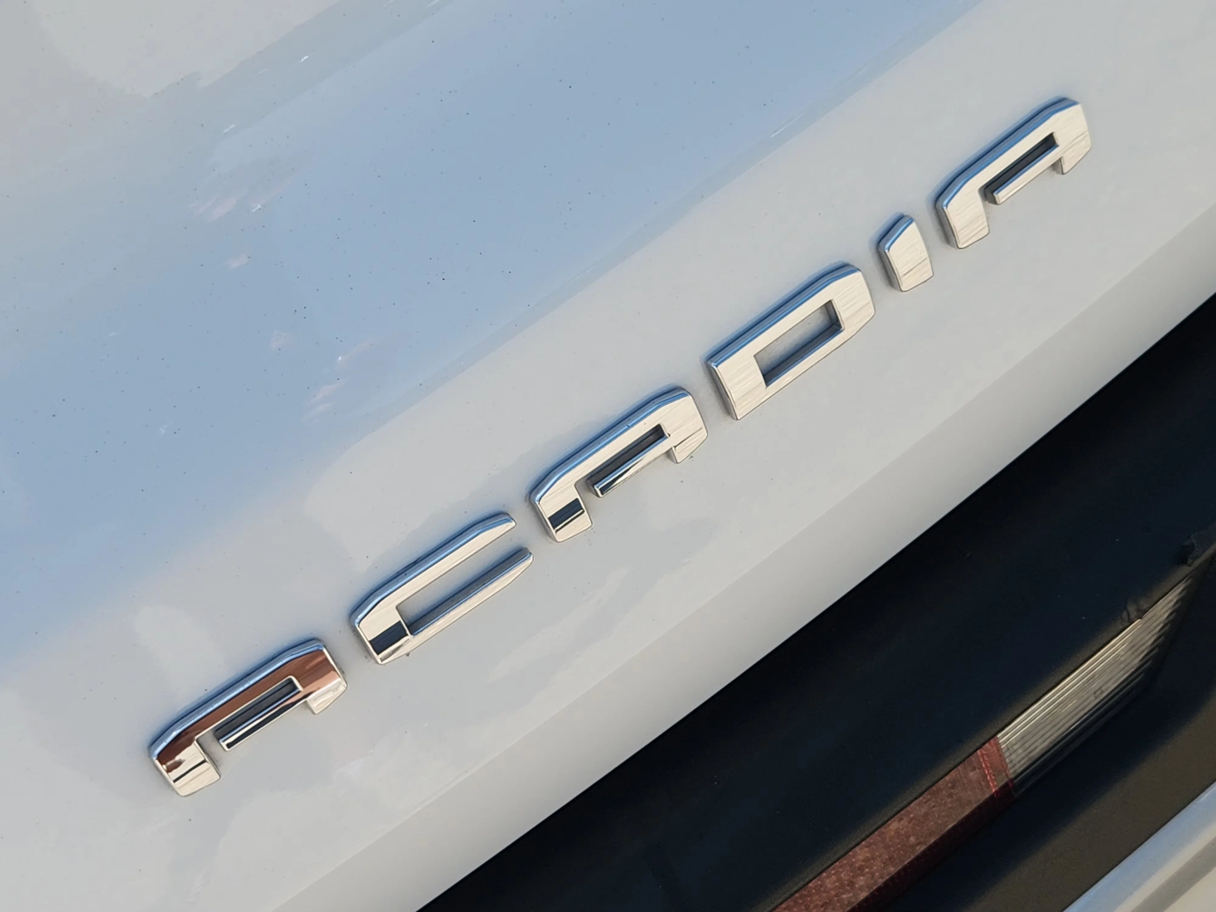 Used 2024 Summit White GMC Elevation image 12