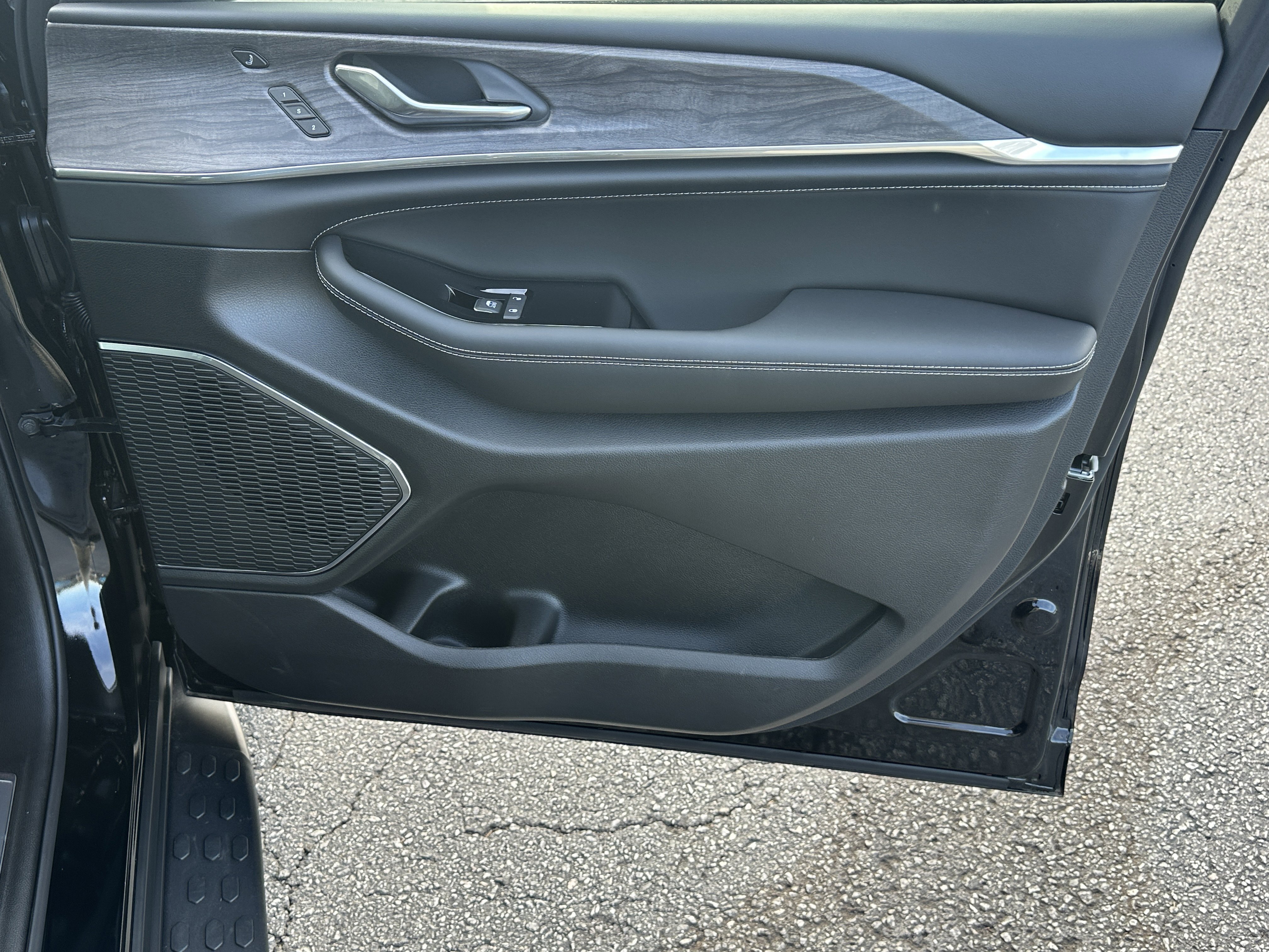 2025 Jeep Grand Cherokee Overland - Photo 15