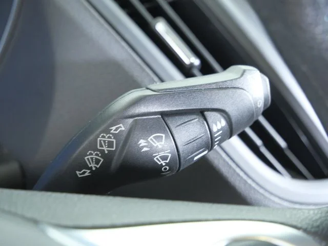 Used 2015 Orange Ford SE image 32