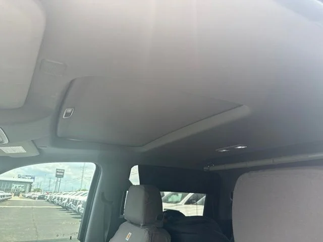 Used 2022 White GMC Denali image 29