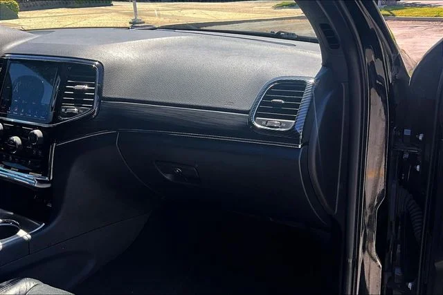 Used 2019 Diamond Black Jeep Limited image 16