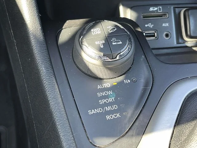 Used 2016 Blue Jeep Trailhawk image 20