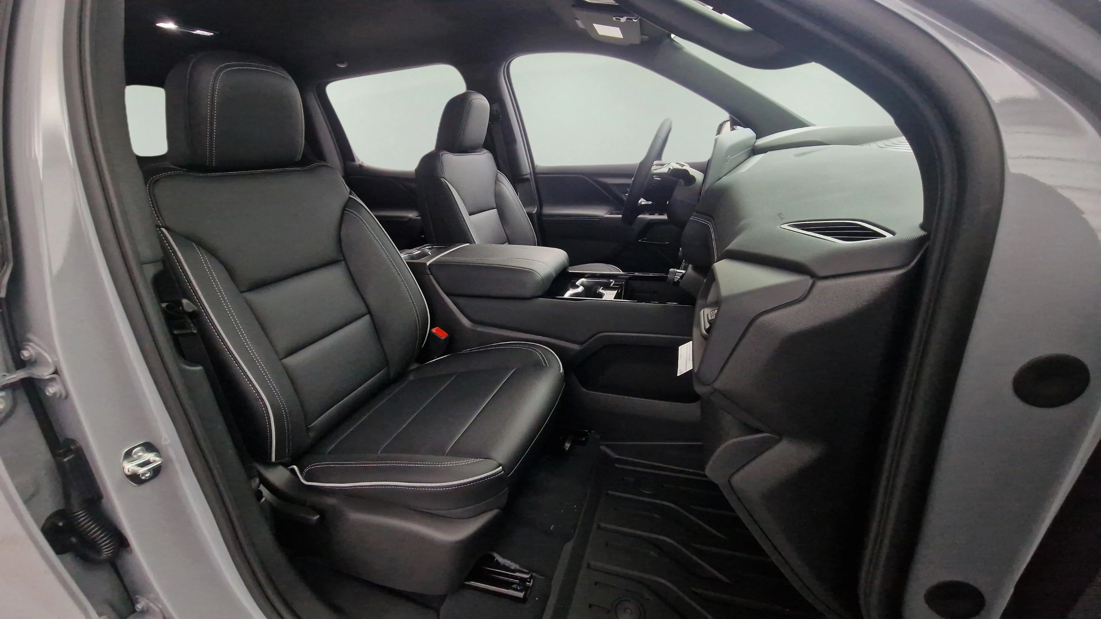 New 2026 Slate Gray Metallic Chevrolet LT - Standard Range image 13