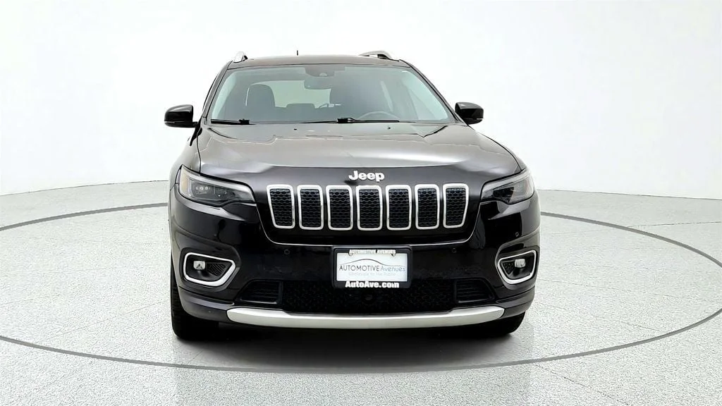 Used 2021 Diamond Black Crystal Pearlcoat Jeep Limited 4x4 w/ Leather image 2
