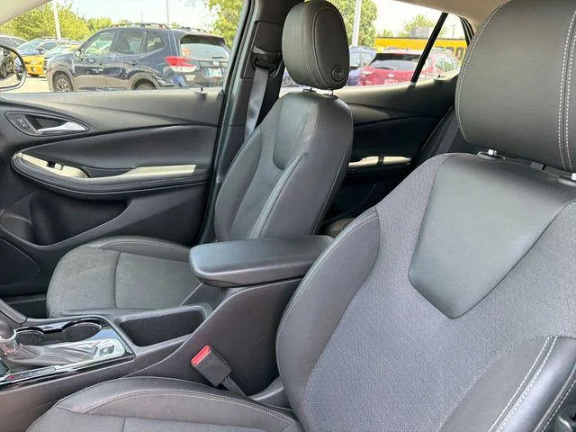 Used 2023  Buick Preferred image 19