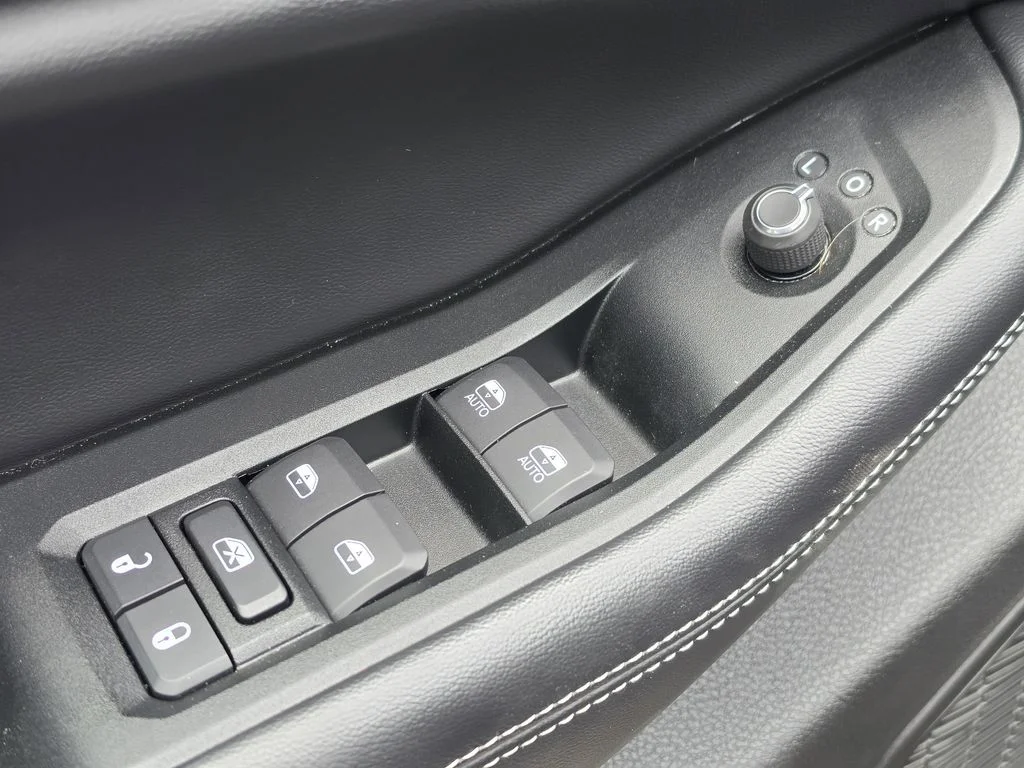 Used 2025 Diamond Black Jeep Altitude X image 18