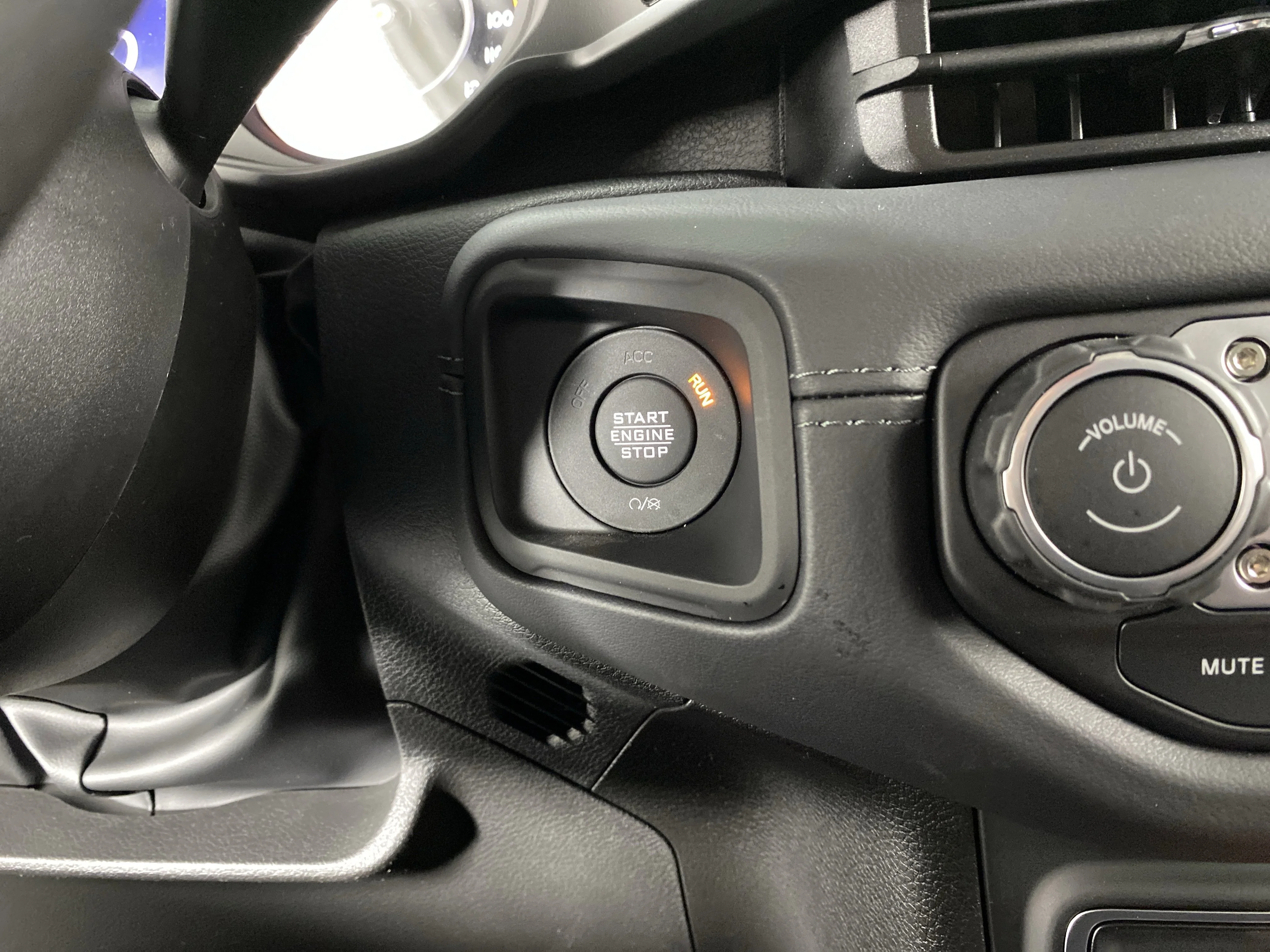 New 2026 Bright White Clear-Coat Exterior Paint Jeep Mojave X image 23