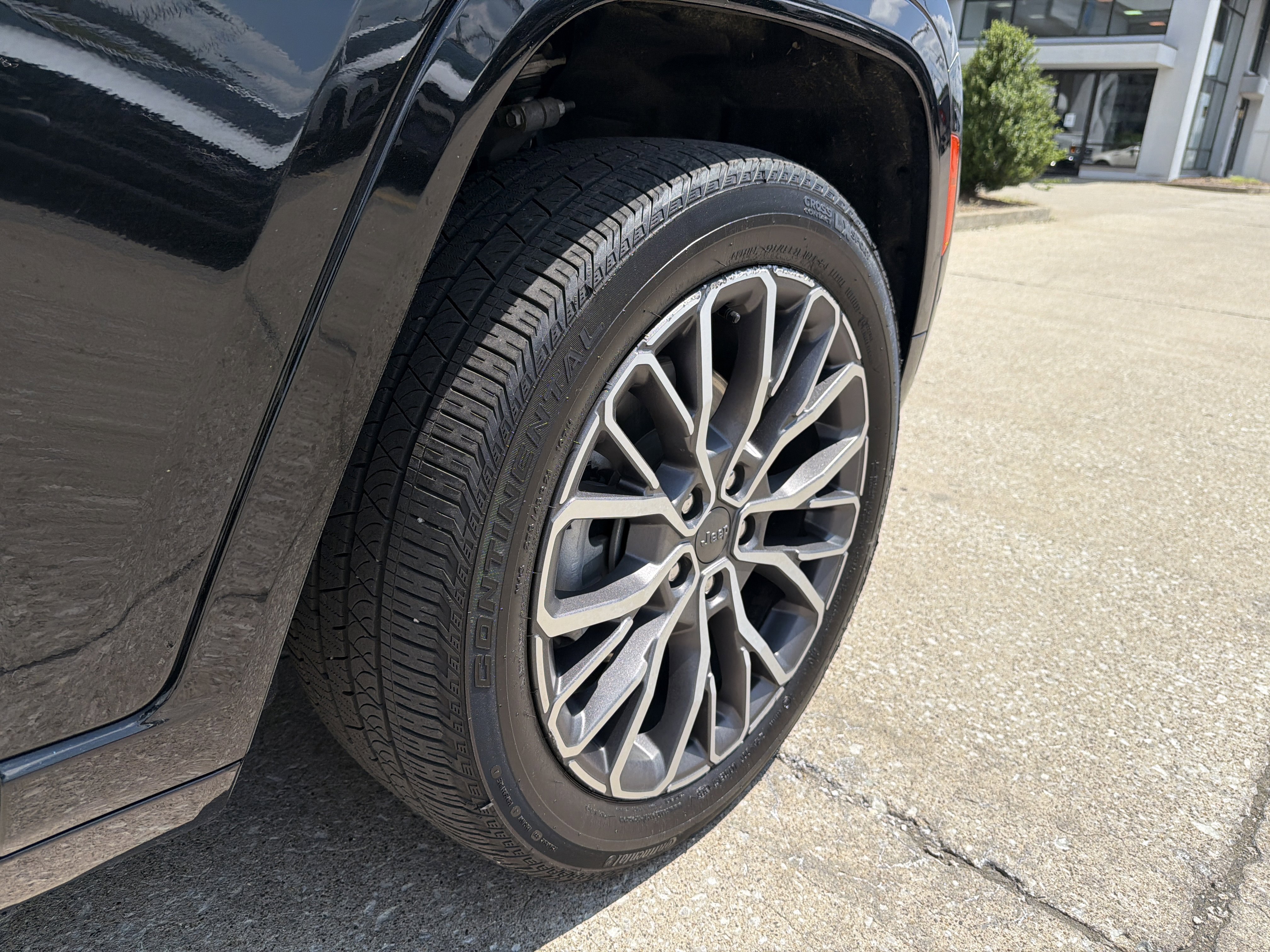 Used 2024 Diamond Black Crystal Pearlcoat Jeep Summit Reserve image 29