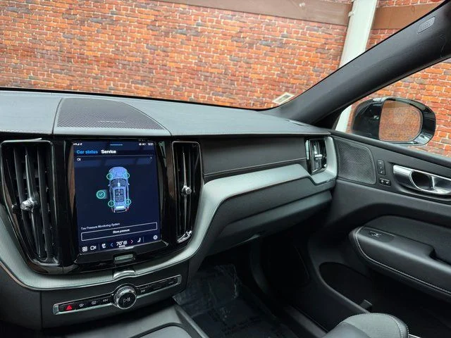 2022 Volvo XC60 R-Design - Photo 17