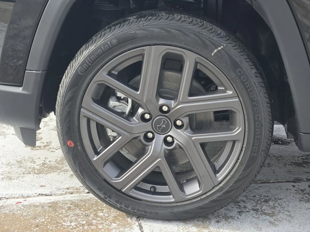 New 2026 Diamond Black Crystal Pearlcoat Jeep Latitude Altitude image 10