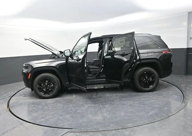 New 2026 Diamond Black Crystal Pearl-Coat Exterior Paint Jeep Altitude image 33