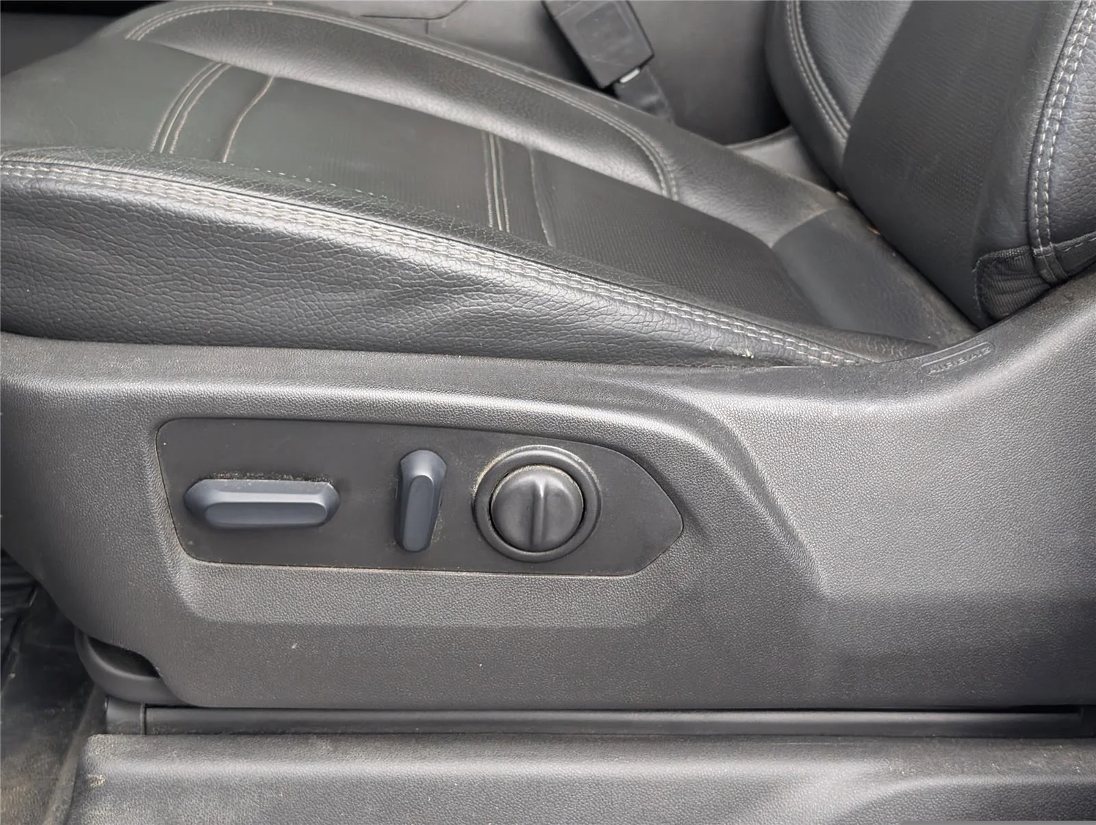 Used 2023 White Frost Tricoat GMC Denali image 11