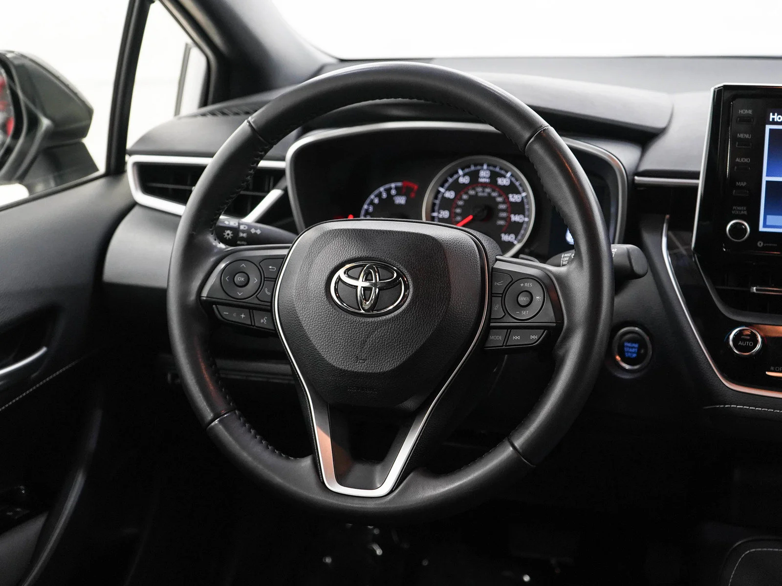 Used 2022  Toyota SE image 13