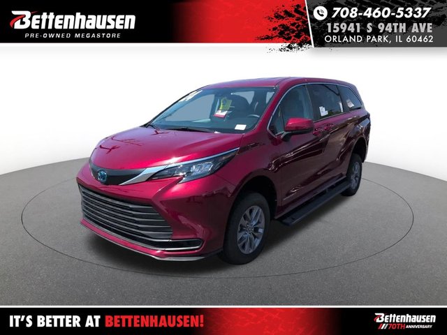 Pre-Owned 2024 Toyota Sienna LE 4D Passenger Van