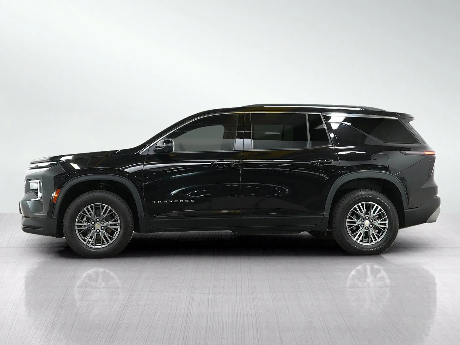 Used 2024 Chevrolet Traverse 2LT with VIN 1GNEVGKS9RJ193519 for sale in Roseville, Minnesota