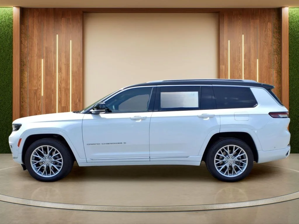 Used 2023 White Jeep Summit image 29