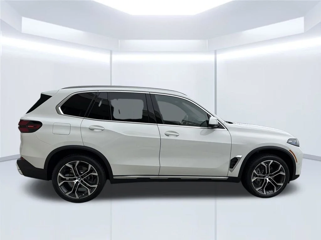 New 2026 Alpine White BMW sDrive40i image 7