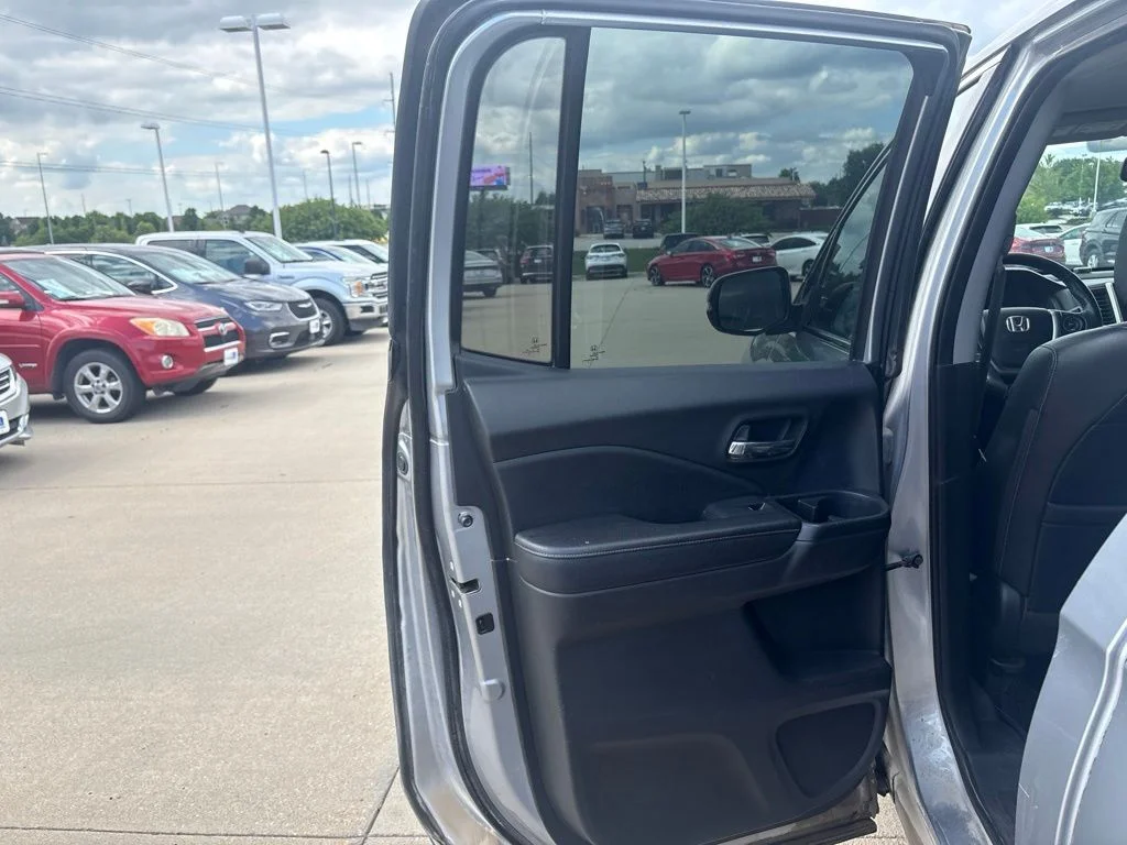 Used 2017 Silver Honda RTL-T image 35