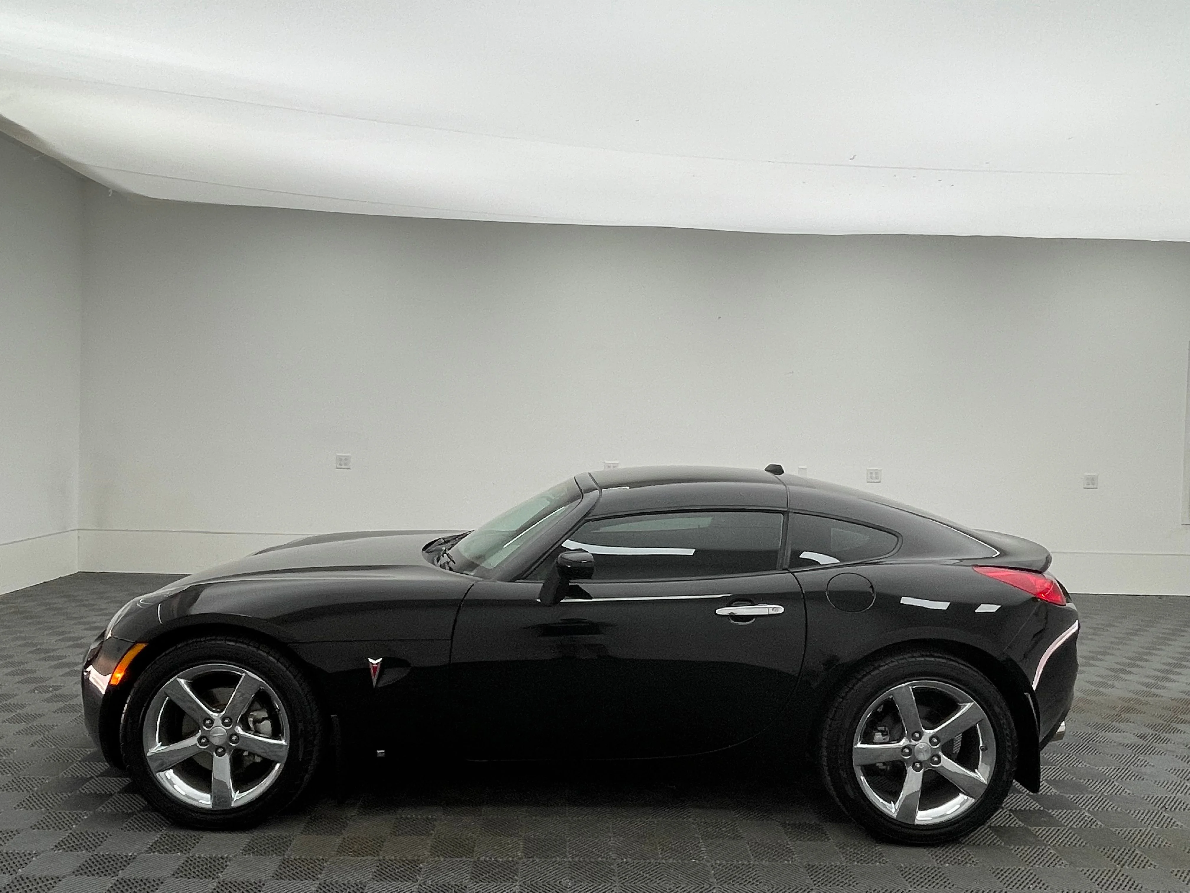Used 2009 Mysterious (Black) Pontiac GXP image 9
