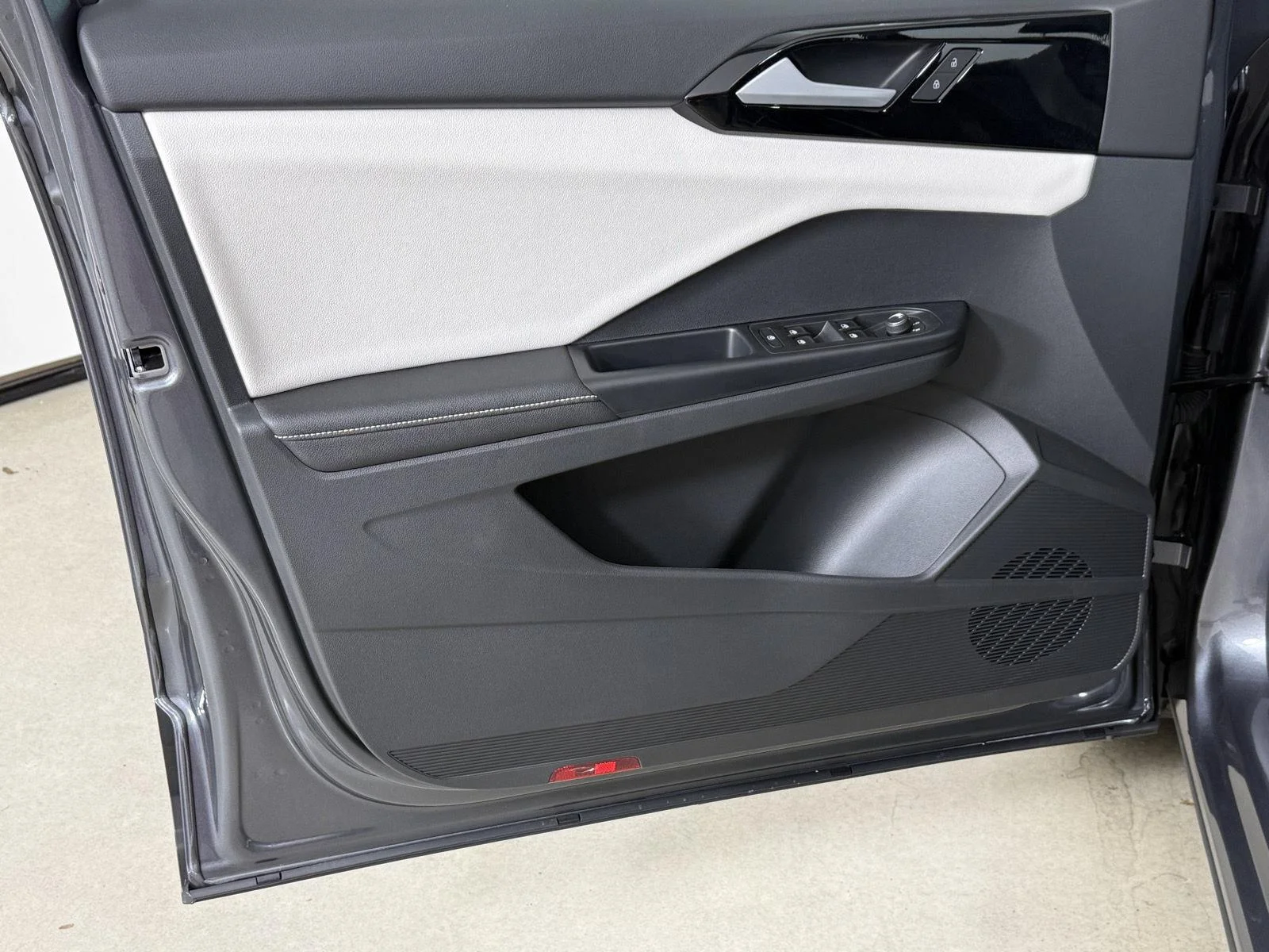 New 2027 Platinum Gray Metallic Volkswagen S image 10