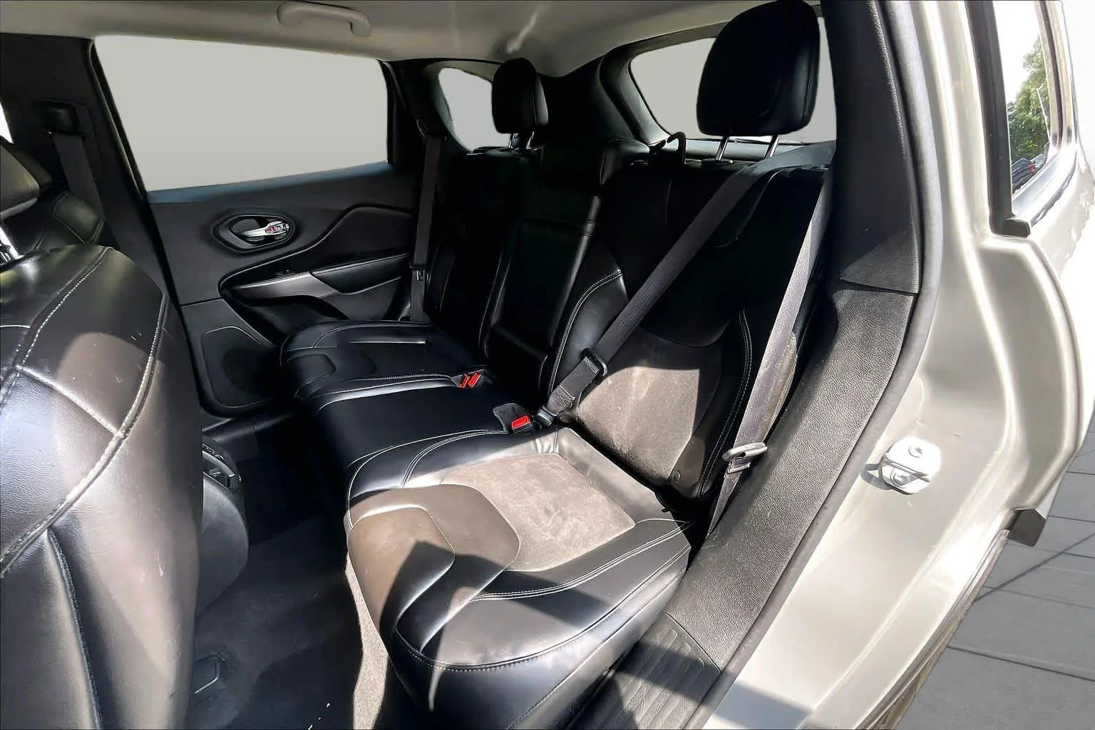 Used 2019 Sting-Gray Clearcoat Jeep Latitude Plus image 18