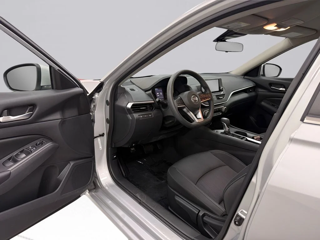 Used 2022 Silver Nissan 2.5 S image 9