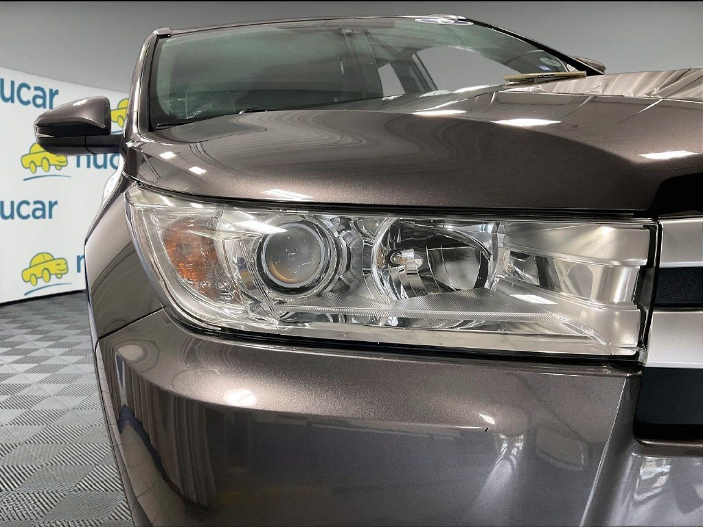 Used 2019 Gray Toyota XLE image 34