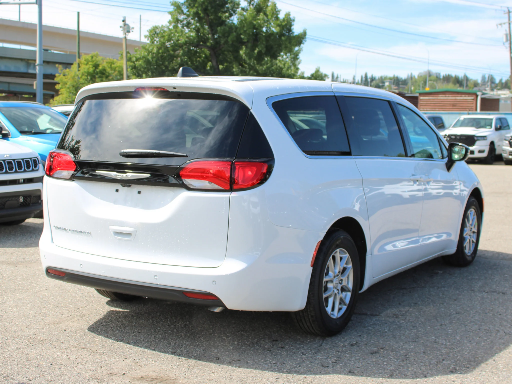 Used 2025 White Chrysler SXT*, Remote Start, Heated Leather, Lane Departure Warning image 5