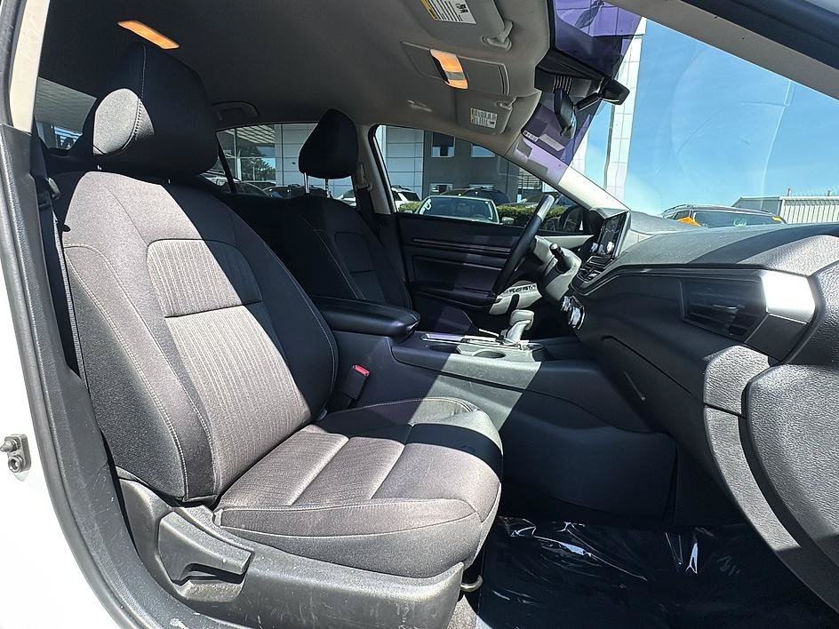 Used 2022 Glacier White Nissan 2.5 S image 33