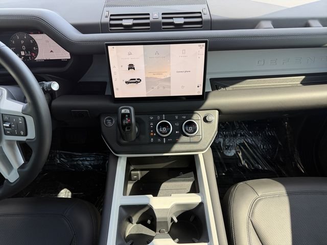 Used 2025 Black Land Rover X-Dynamic SE image 15