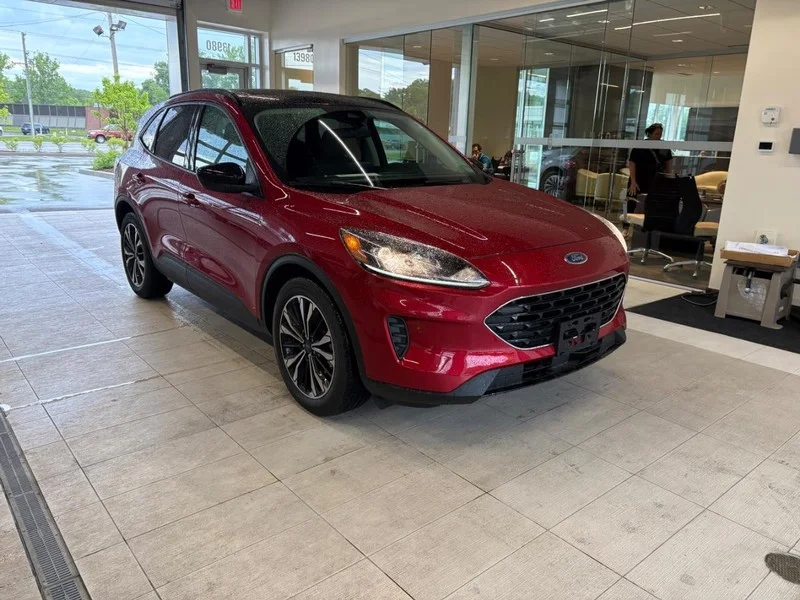 Used 2022 Red Ford SE image 4